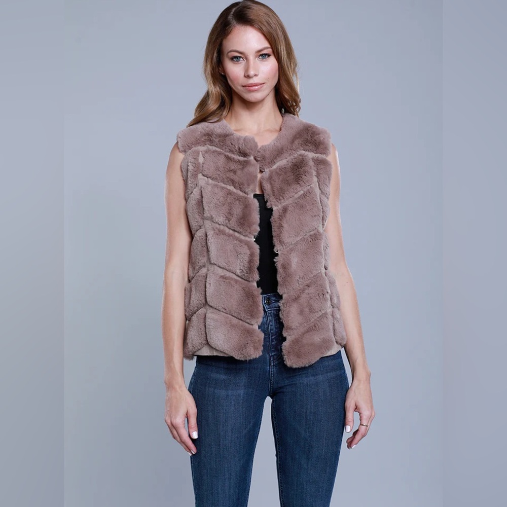 Dolce Cabo Women’s Elegant Chevron Faux Fur Vest in Taupe NWT